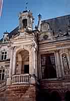 Das Rathaus von Orleans, die Freitreppe und darüber Statue